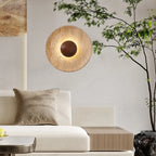 Applique disque en travertin et sphère en bois, Ø 25 cm – Venasque, vue d’ambiance
