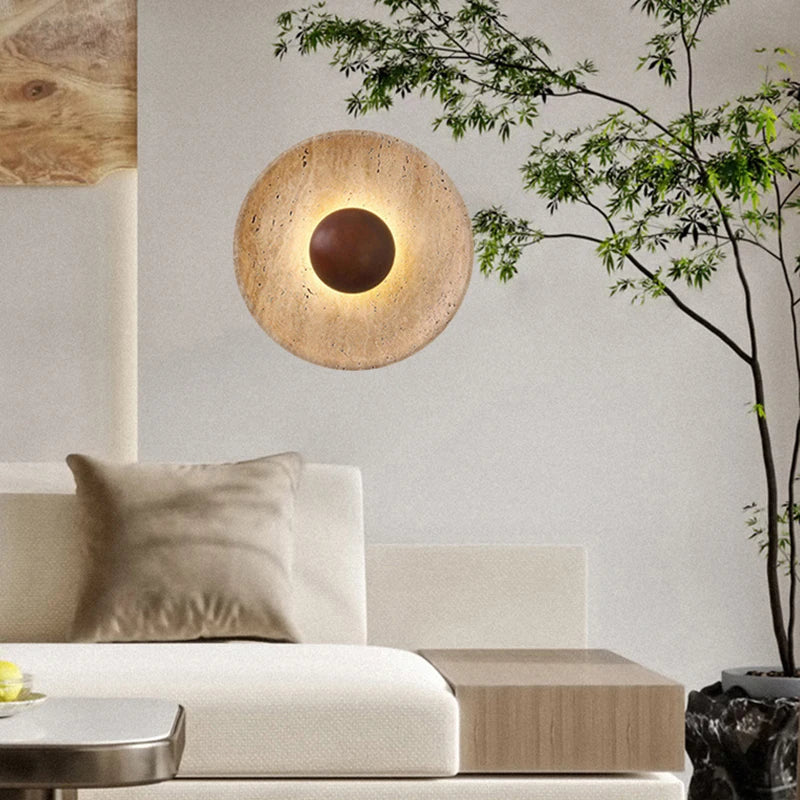 Applique disque en travertin et sphère en bois, Ø 25 cm – Venasque, vue d’ambiance