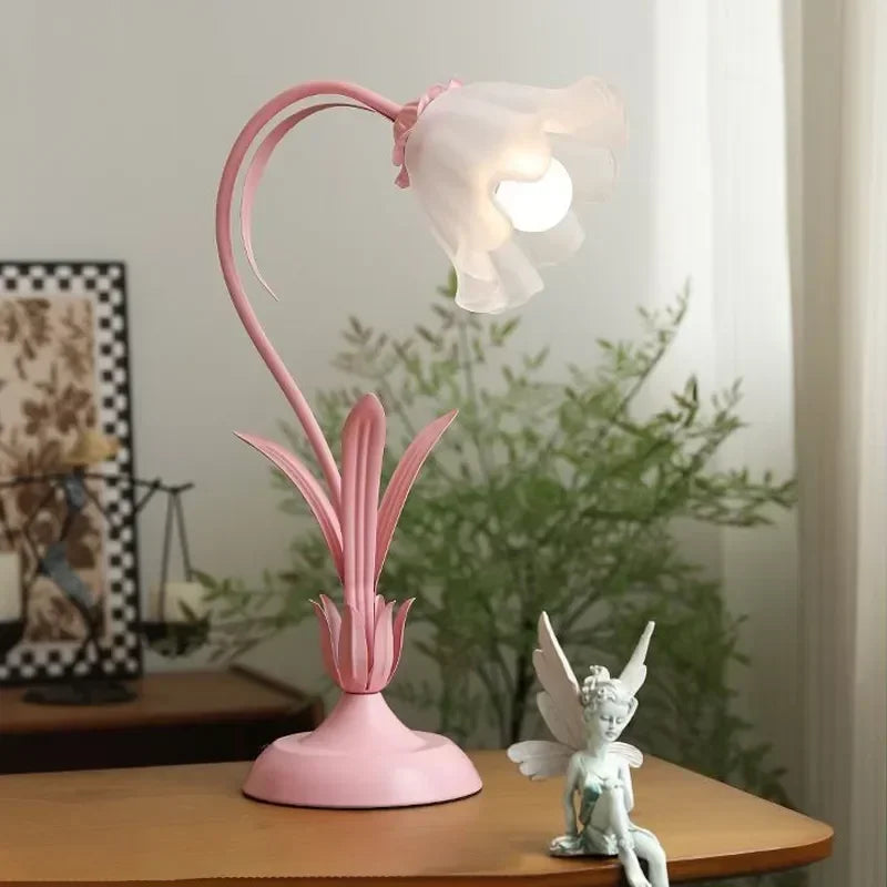 Lampe fleur, tige courbée et corolle opaline, rose ou vert – Gerberoy, vue d’ambiance