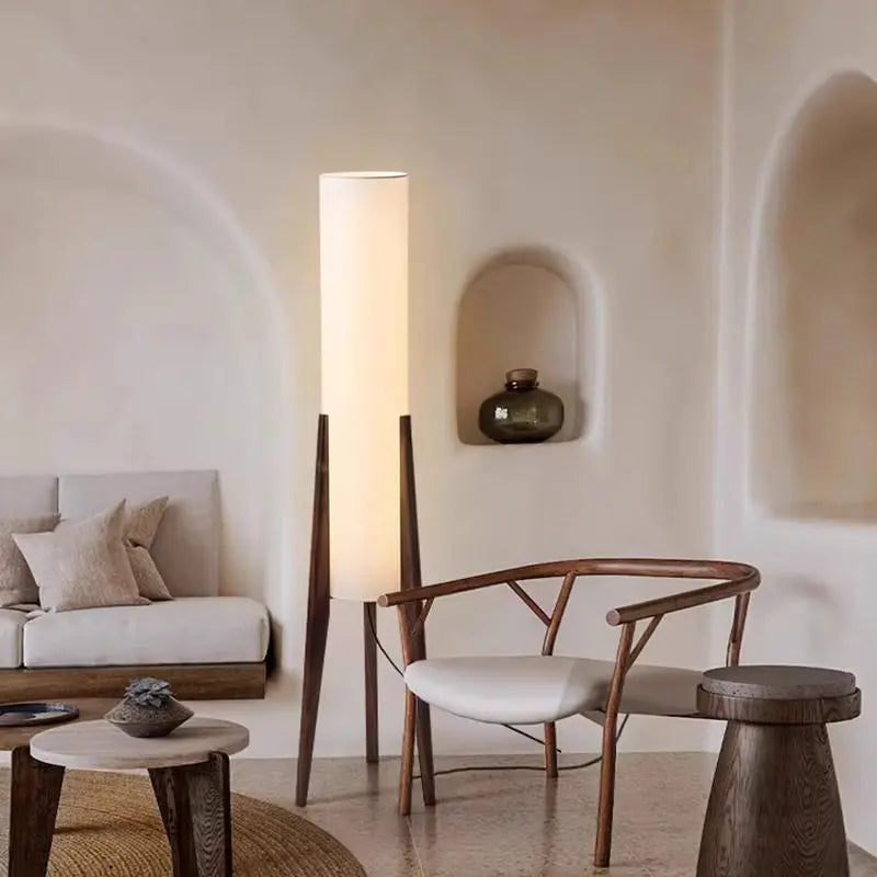 Lampadaire colonne en tissu sur trépied en bois – Asuka, sur fond blanc