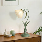 Lampe fleur, tige courbée et corolle opaline, rose ou vert – Gerberoy dans un intérieur