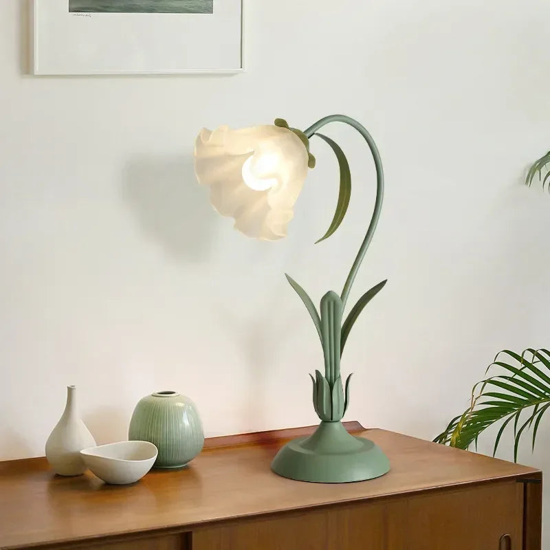 Lampe fleur, tige courbée et corolle opaline, rose ou vert – Gerberoy dans un intérieur