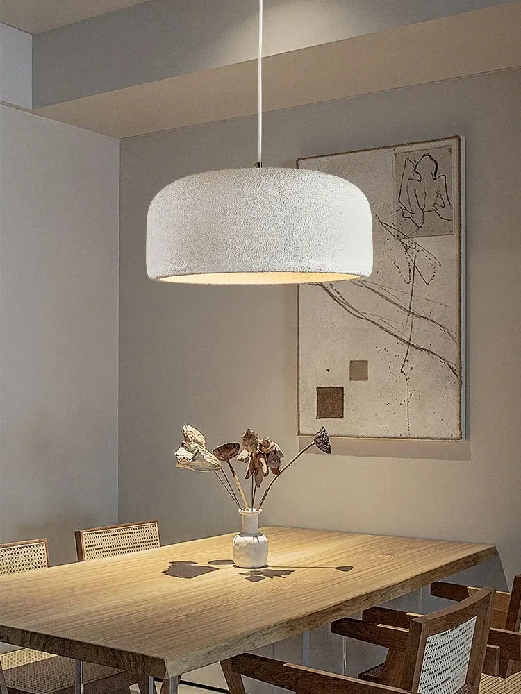 Suspension wabi-sabi tambour, sable, blanc ou terre cuite – Hasami dans un intérieur