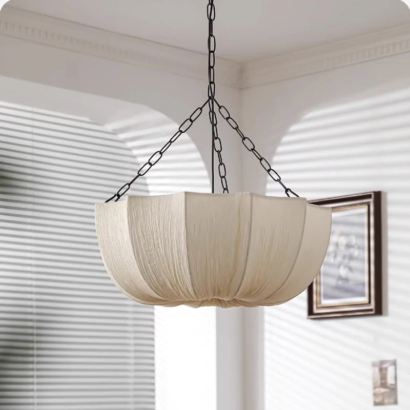 Suspension corolle en tissu plissé, esprit wabi-sabi – Yoshino, vue d’ambiance