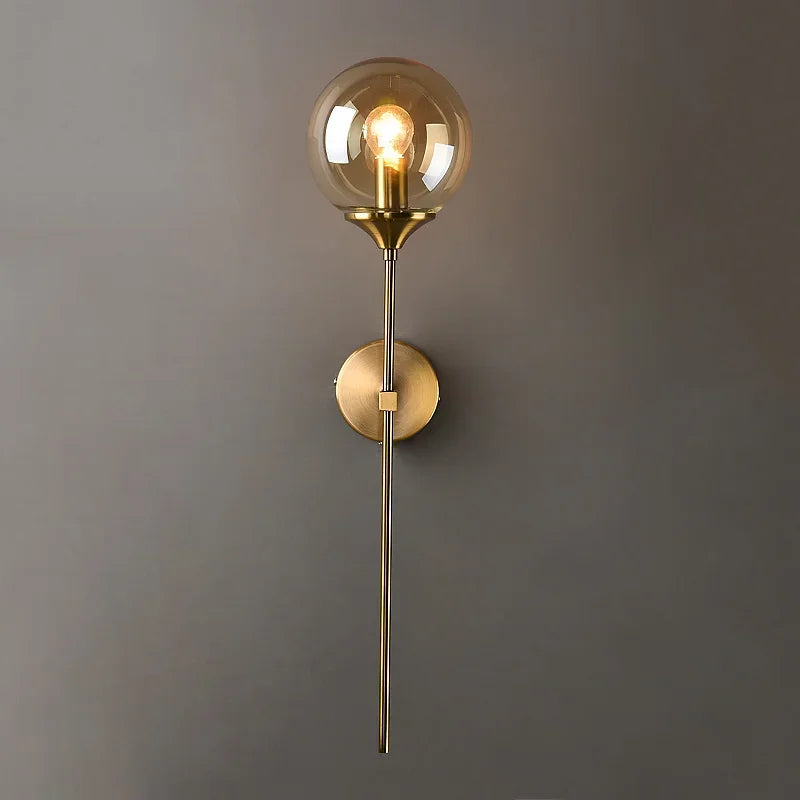 Applique globe de verre sur tige dorée ou chromée – Beynac allumée