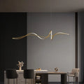 Suspension LED ruban ondulé, noir ou doré, 120 ou 140 cm – Otranto dans un intérieur