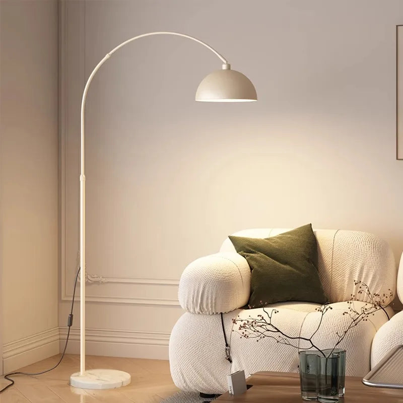 Lampadaire pied en marbre, abat-jour Ø 30 cm, cinq teintes – Sirmione dans un intérieur