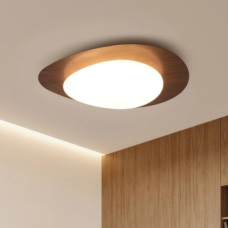 Plafonnier galet en bois et diffuseur opalin, 30 cm – Port-Cros, vue d’ambiance