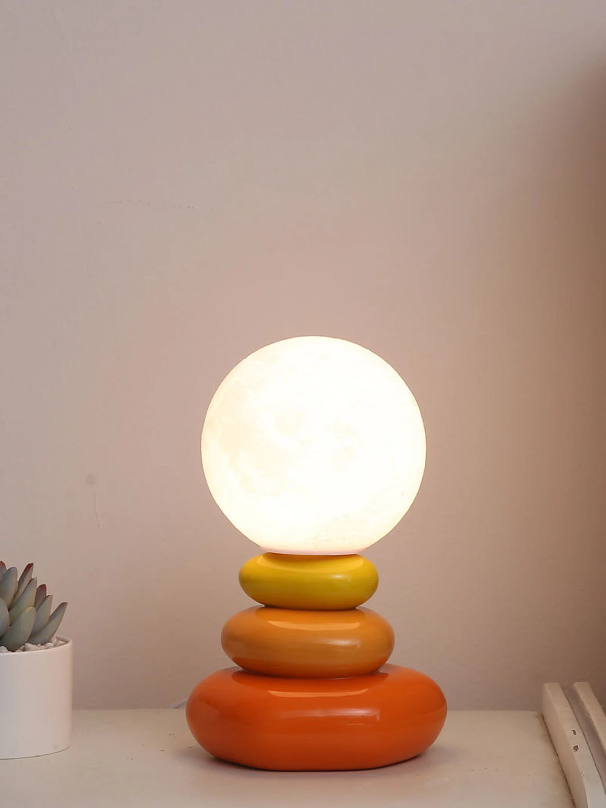 Lampe galets de céramique et globe opalin, trois teintes – Vieste, vue d’ambiance