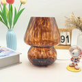 Lampe à poser champignon en verre écaille – Calvi, vue d’ambiance