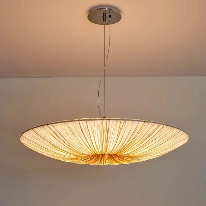 Suspension soucoupe en tissu plissé wabi-sabi – Tamba allumée
