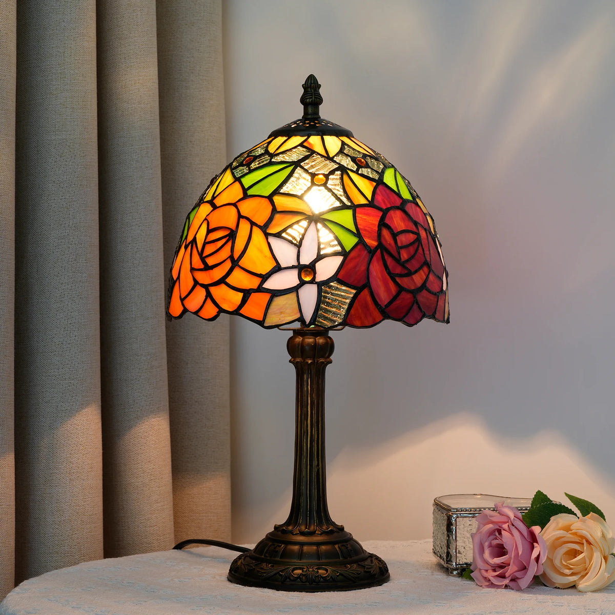 Lampe à poser vitrail coloré, pied bronze – Banyuls, finition roses orangées