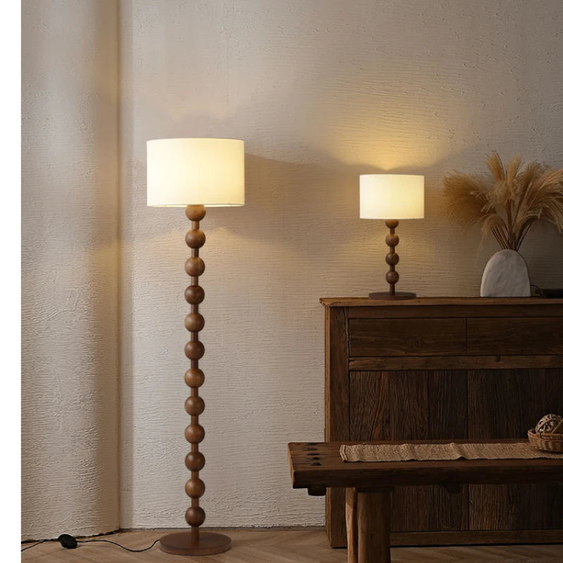 Lampadaire pied en bois tourné et abat-jour tambour – Bargème dans un intérieur
