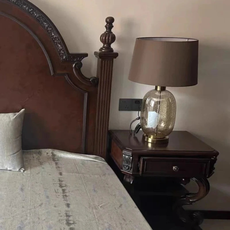 Lampe à poser pied en verre et abat-jour satiné – Chenonceau, vue d’ambiance
