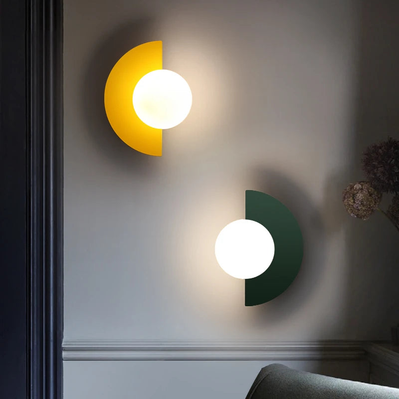 Applique demi-lune colorée et globe opalin – Hendaye, vue d’ambiance