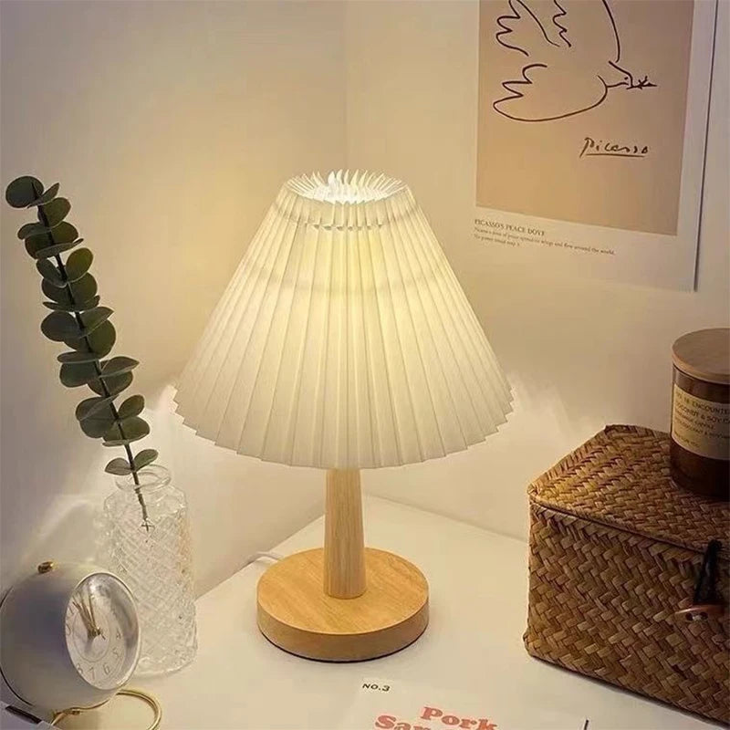 Petite lampe abat-jour plissé et pied en bois – Collonges allumée
