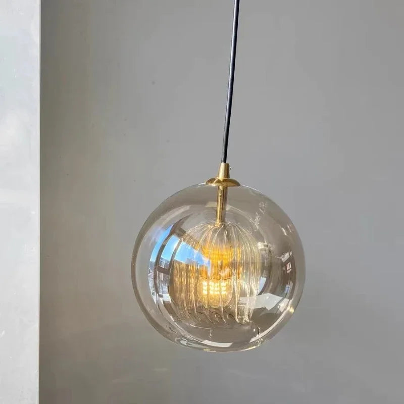 Suspension boule en verre strié à double paroi – Siena, sur fond clair