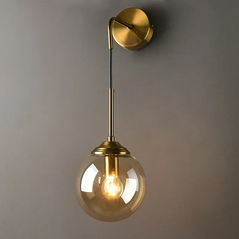 Applique globe de verre sur tige dorée ou chromée – Beynac, finition col de cygne doré, verre ambré / À l'unité