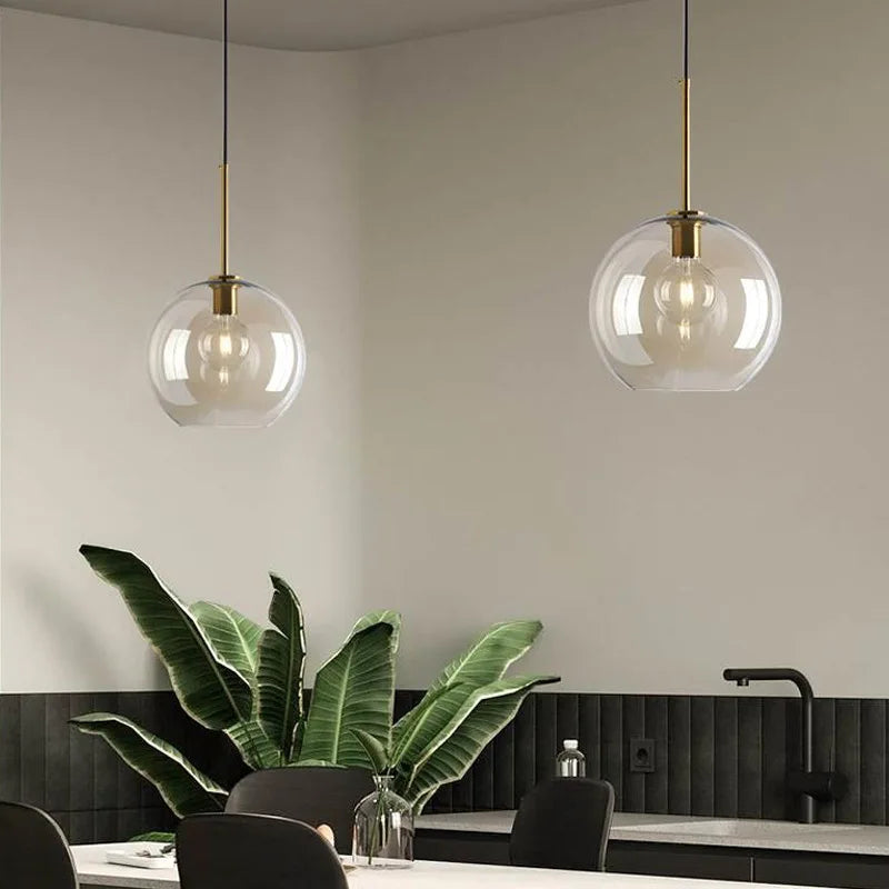 Suspension en verre cognac, cinq formes, monture laiton – Sovana, vue d’ambiance