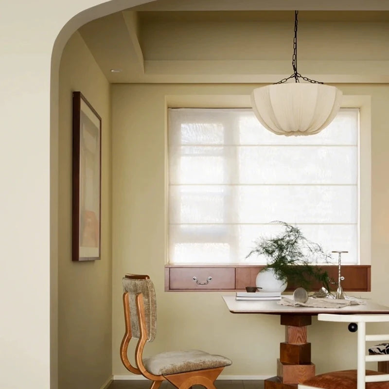 Suspension corolle en tissu plissé, esprit wabi-sabi – Yoshino dans un intérieur