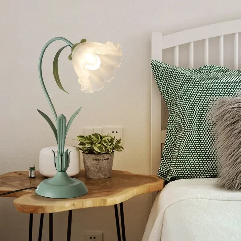 Lampe fleur, tige courbée et corolle opaline, rose ou vert – Gerberoy, vue d’ambiance
