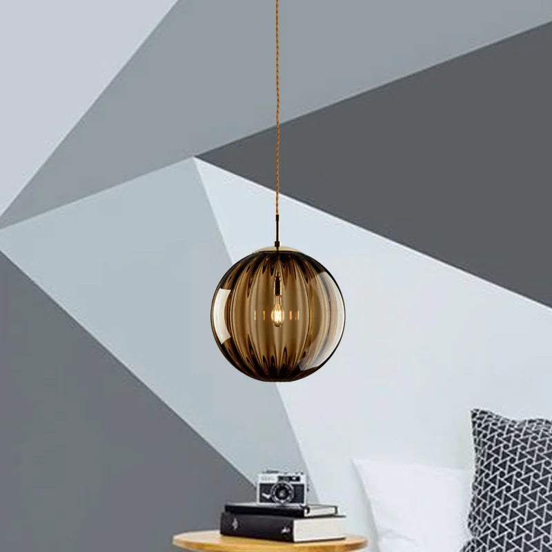 Suspension globe en verre côtelé coloré – Amalfi, vue d’ambiance