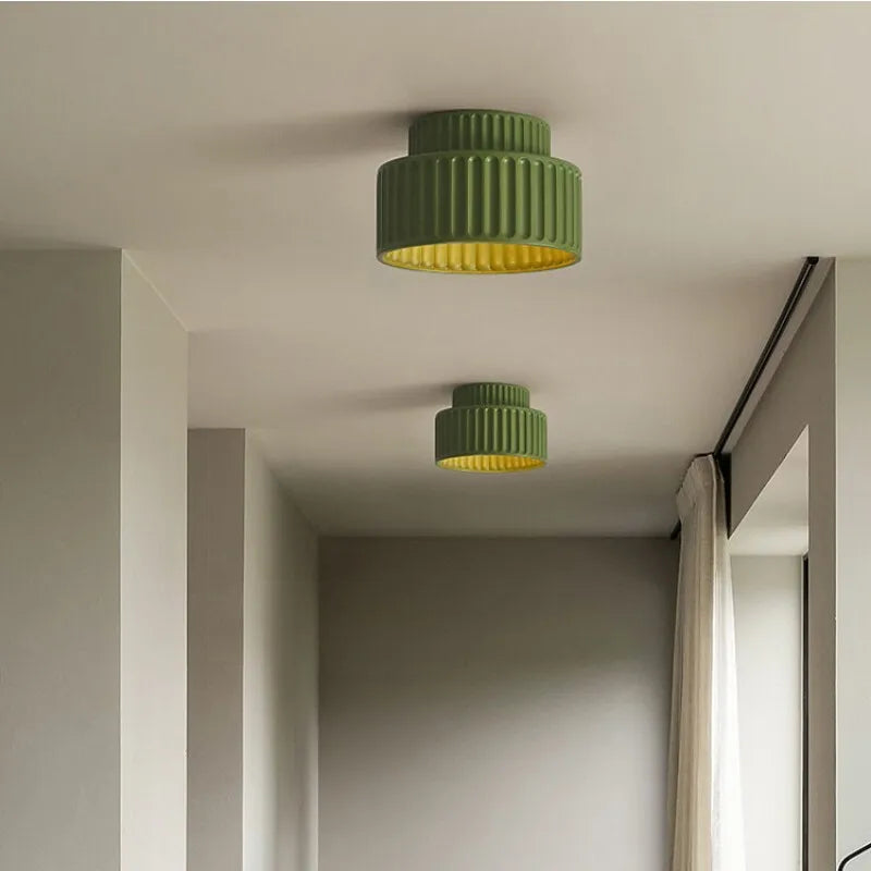 Plafonnier strié en résine, vert, blanc ou crème – Lagrasse dans un intérieur