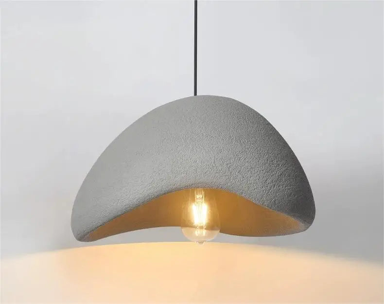 Suspension galet wabi-sabi, Ø 30 à 50 cm – Beauregard, sur fond clair