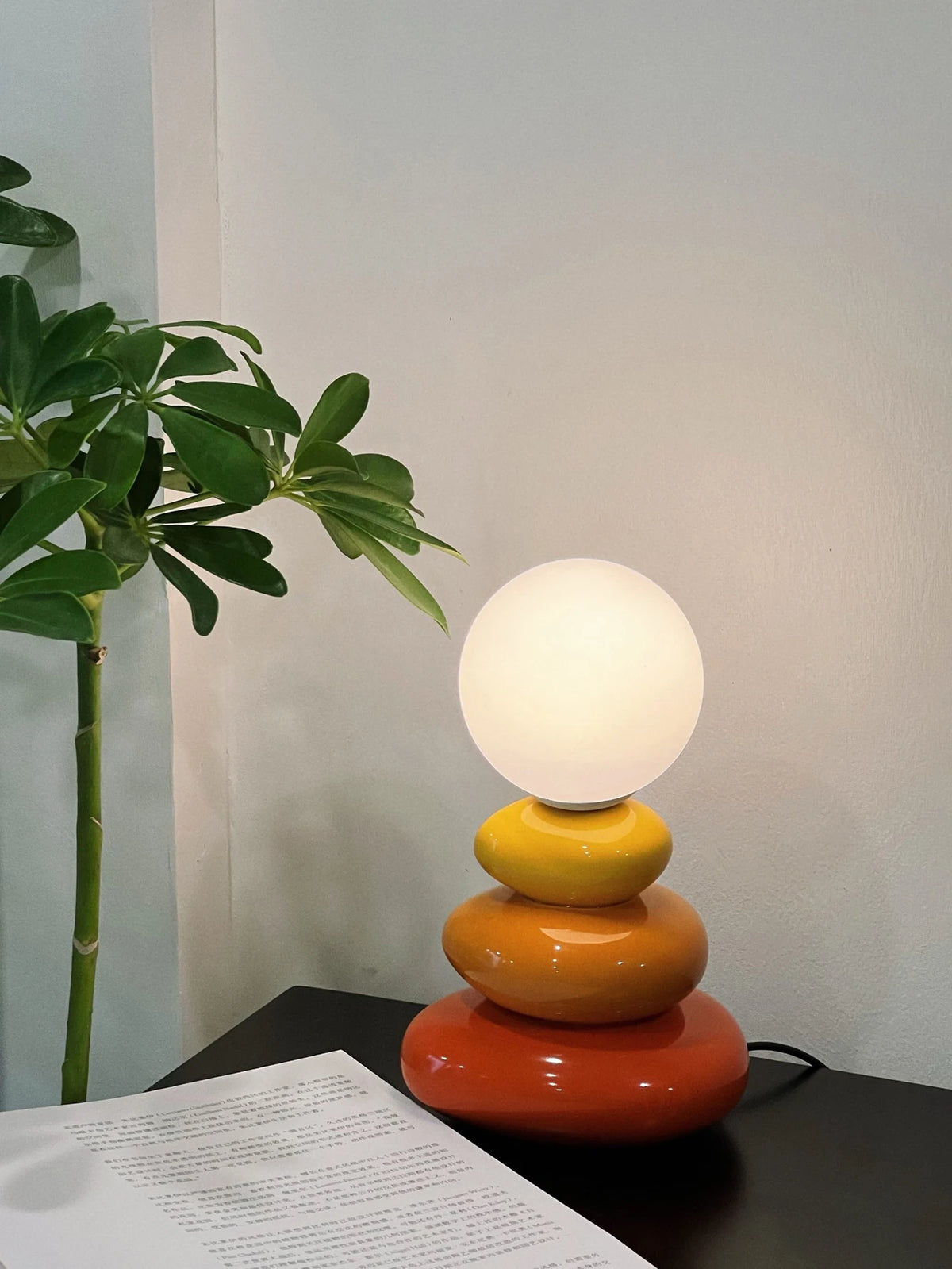 Lampe galets de céramique et globe opalin, trois teintes – Vieste dans un intérieur