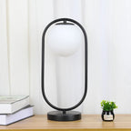 Lampe globe opalin dans un anneau, doré ou noir – Lugano dans un intérieur