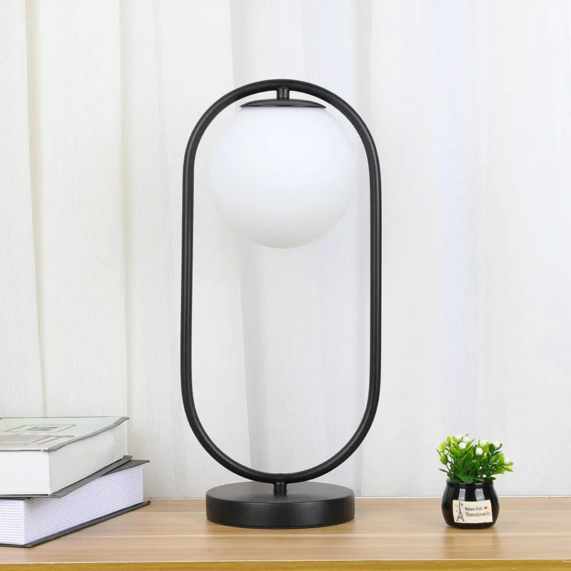 Lampe globe opalin dans un anneau, doré ou noir – Lugano dans un intérieur