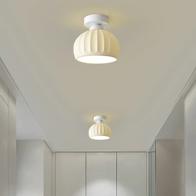 Plafonnier en verre cannelé ou céramique blanche – Dinard dans un intérieur