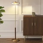 Lampadaire et lampe disque de verre, laiton et bois – Opio, vue d’ambiance