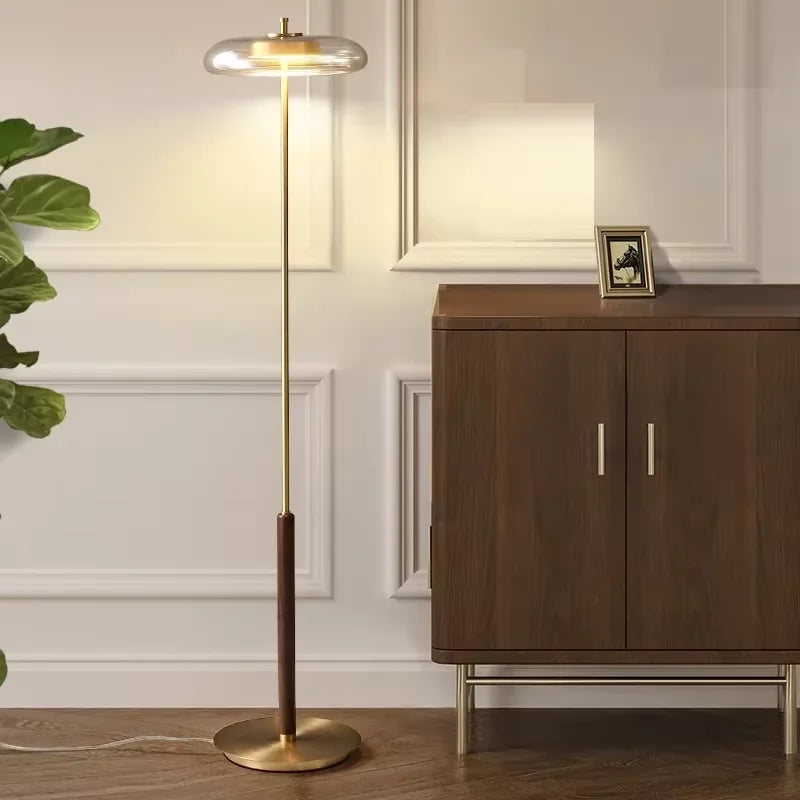 Lampadaire et lampe disque de verre, laiton et bois – Opio, vue d’ambiance