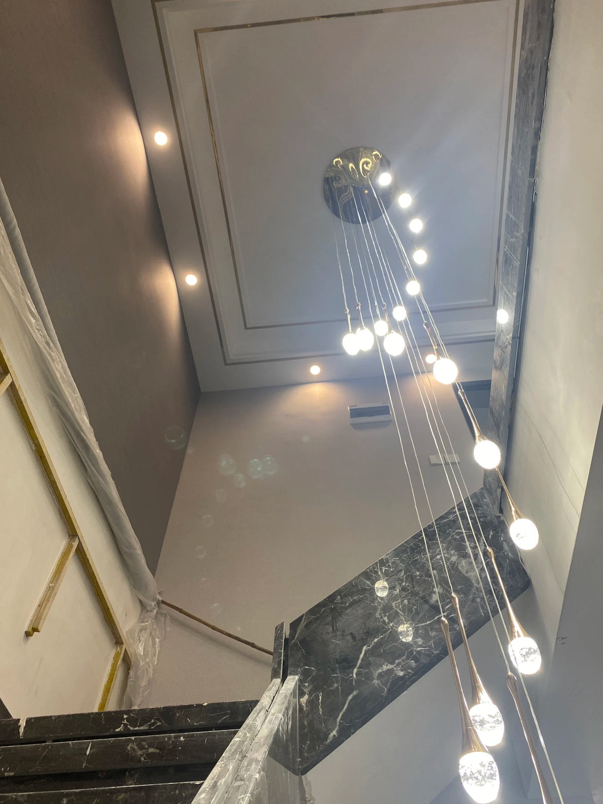 Lustre gouttes de cristal pour escalier, 6 ou 8 gouttes – Chaalis, vue d’ambiance
