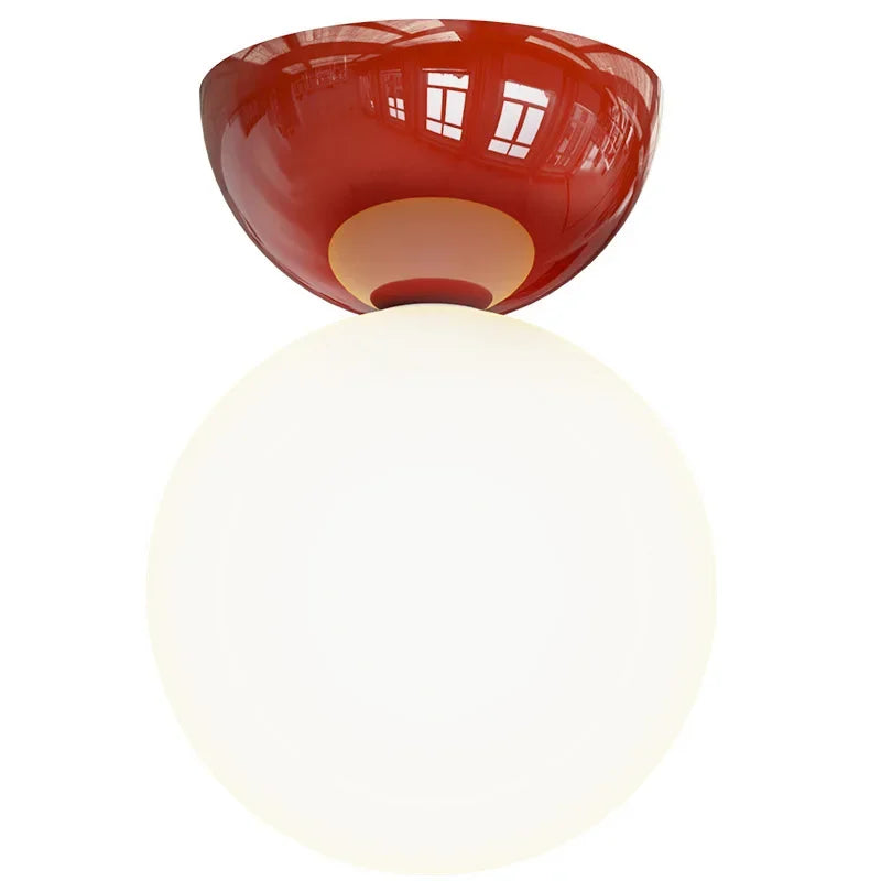 Petit plafonnier globe opalin, rouge, vert ou chromé – Colmar, sur fond blanc