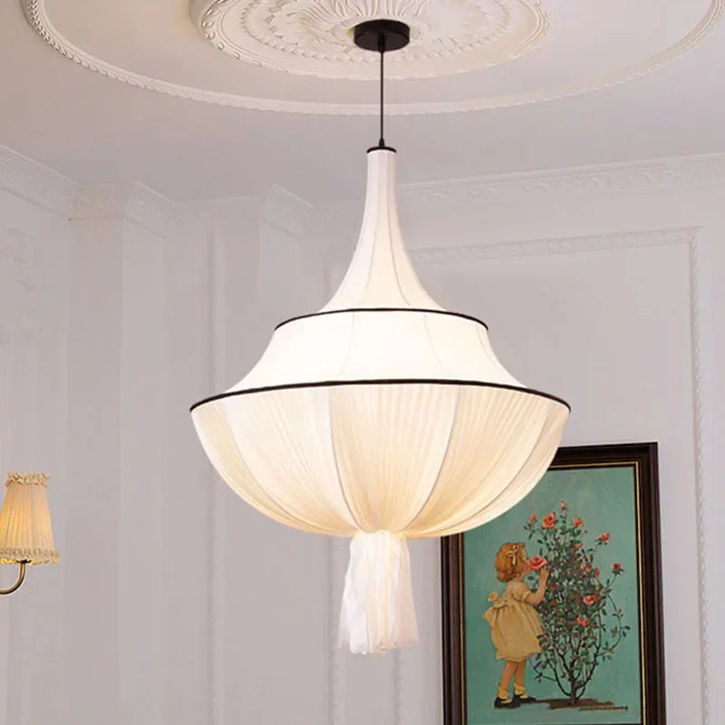Suspension en tissu drapé à frange, style français – Chambord, vue d’ambiance