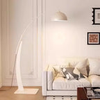 Lampadaire arc en bois courbé et abat-jour en tissu – Grimaud, vue d’ambiance
