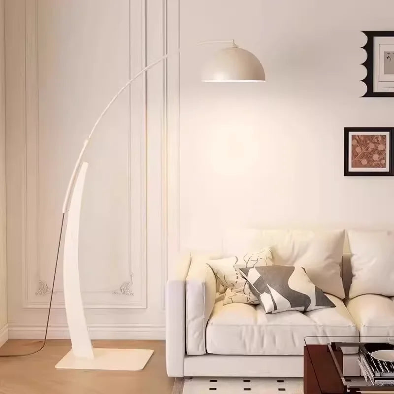 Lampadaire arc en bois courbé et abat-jour en tissu – Grimaud, vue d’ambiance