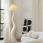 Lampadaire sculptural ondulé et abat-jour plissé – Joucas, vue d’ambiance