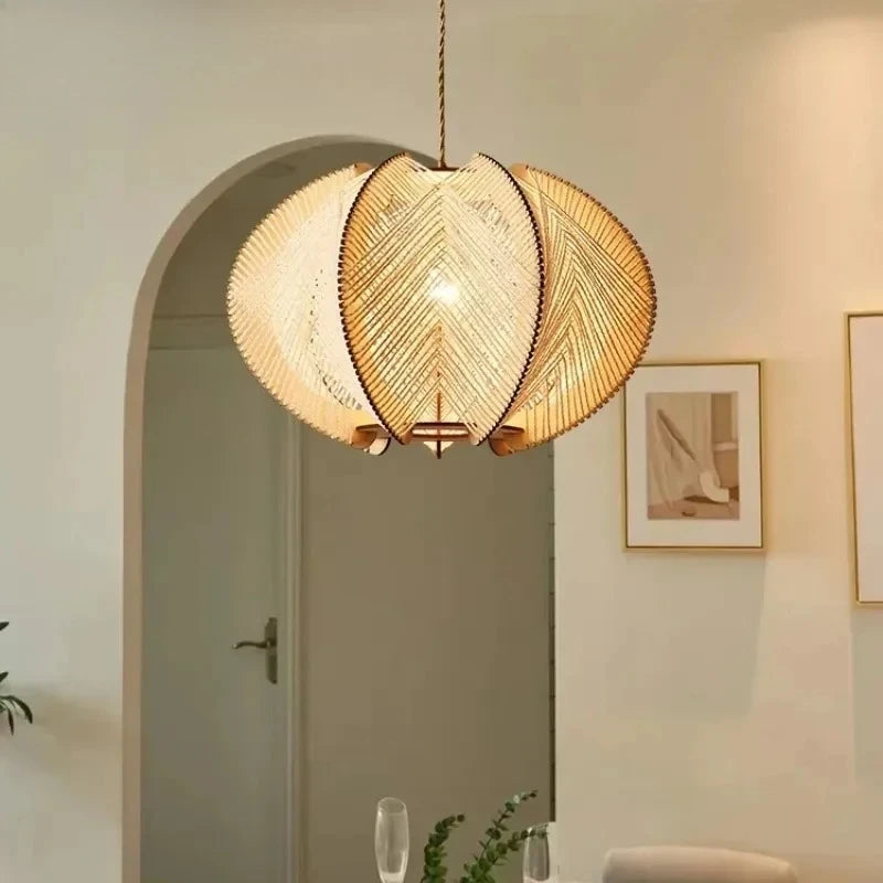 Suspension lanterne en corde de chanvre et bois – Locronan, vue d’ambiance