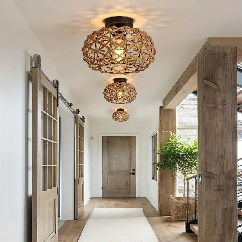 Plafonnier boule en corde de chanvre tressée – Èze dans un intérieur