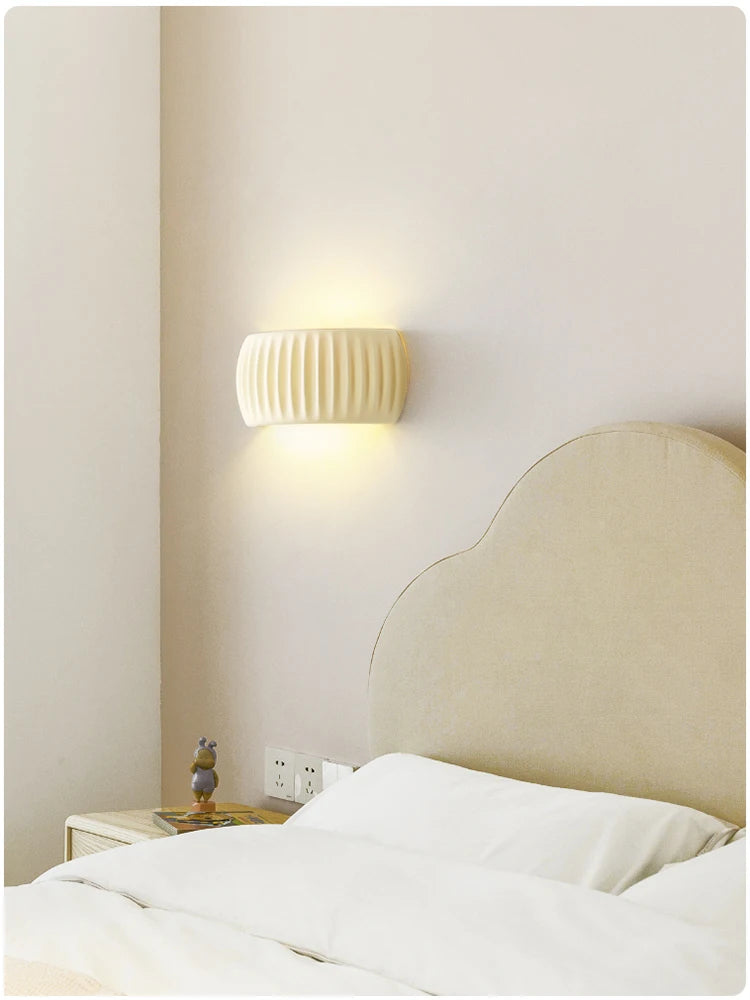 Applique demi-lune plissée en résine, terracotta ou crème – Paimpol, vue d’ambiance