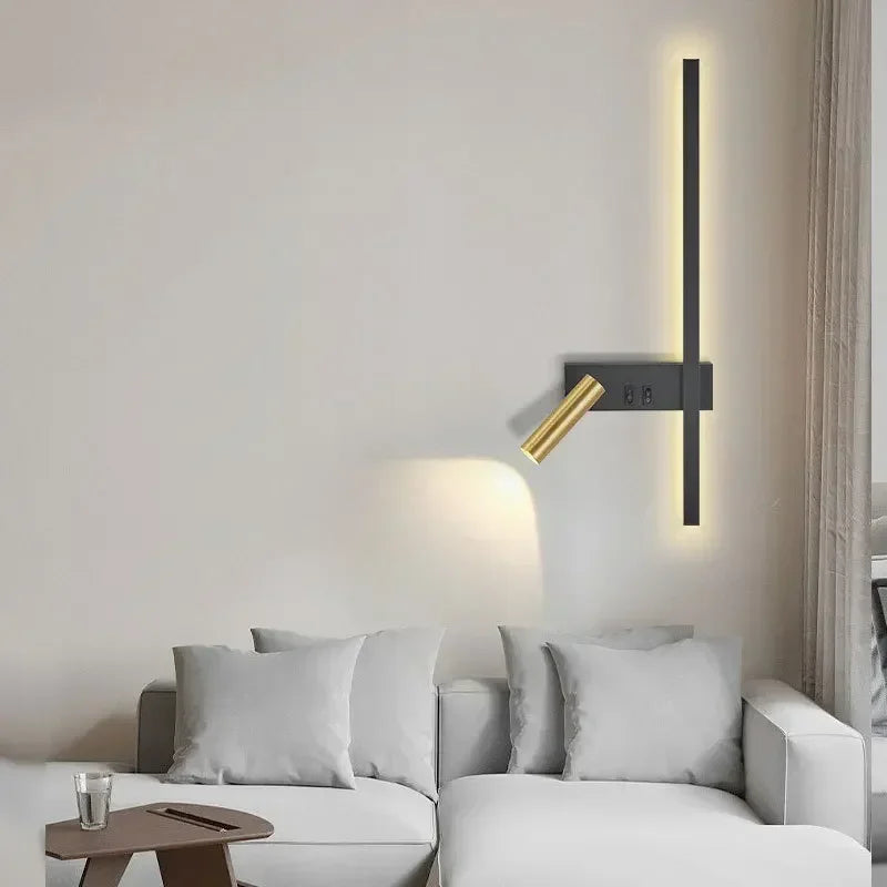 Applique LED barre noire et liseuse dorée orientable – Malcesine, sur fond blanc