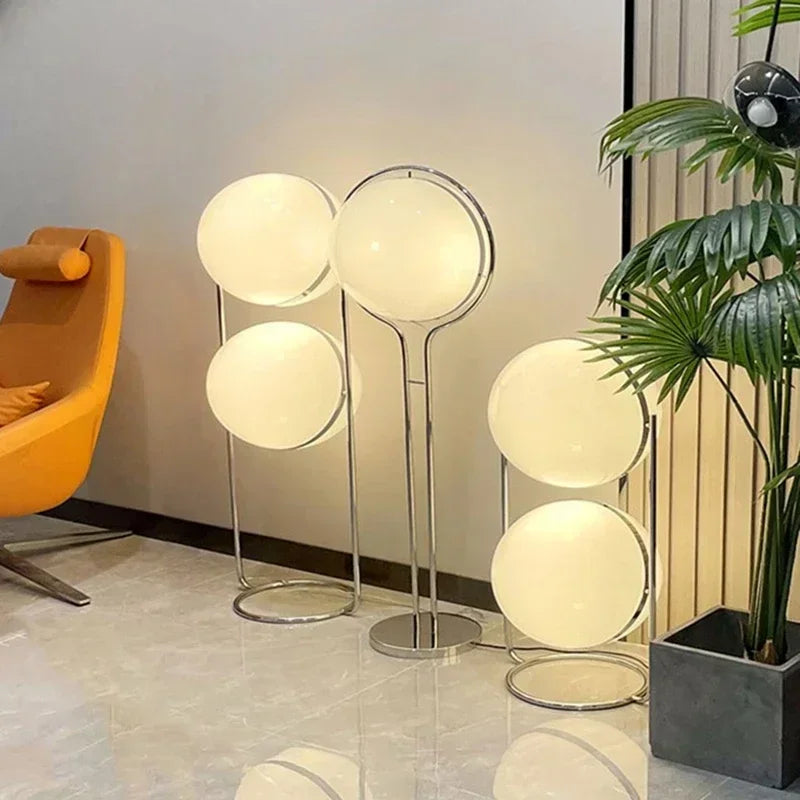 Lampadaire globes opalins et cadre chromé – Biarritz dans un intérieur