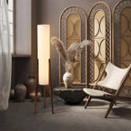 Lampadaire trépied en bois et colonne de tissu – Murs dans un intérieur