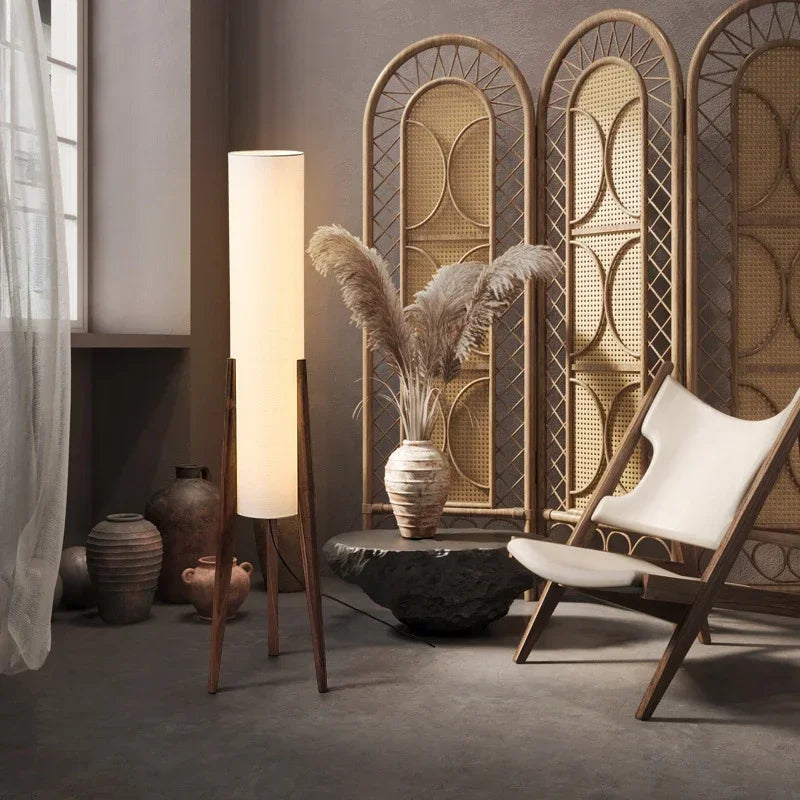 Lampadaire trépied en bois et colonne de tissu – Murs dans un intérieur