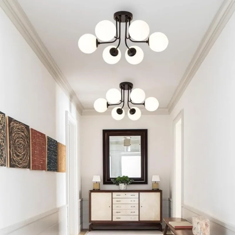 Plafonnier tiges courbes et globes opalins, 3 ou 6 lumières – Raspail, vue d’ambiance