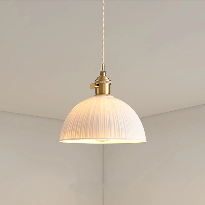 Suspension dôme en céramique côtelée blanche, Ø 19 cm – Saoû allumée