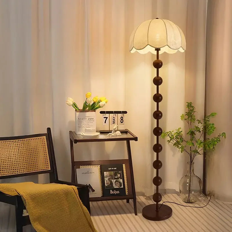 Lampadaire rétro perles de bois, abat-jour festonné – Joyeuse